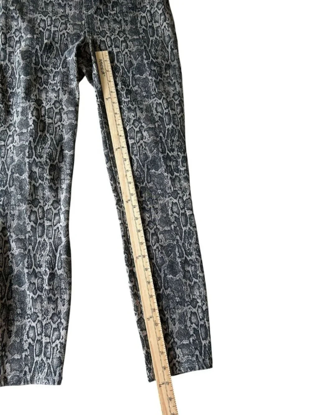SPANX by Sara Blakely Leggings full length Women's Sz Med Snakeskin Jean-ish